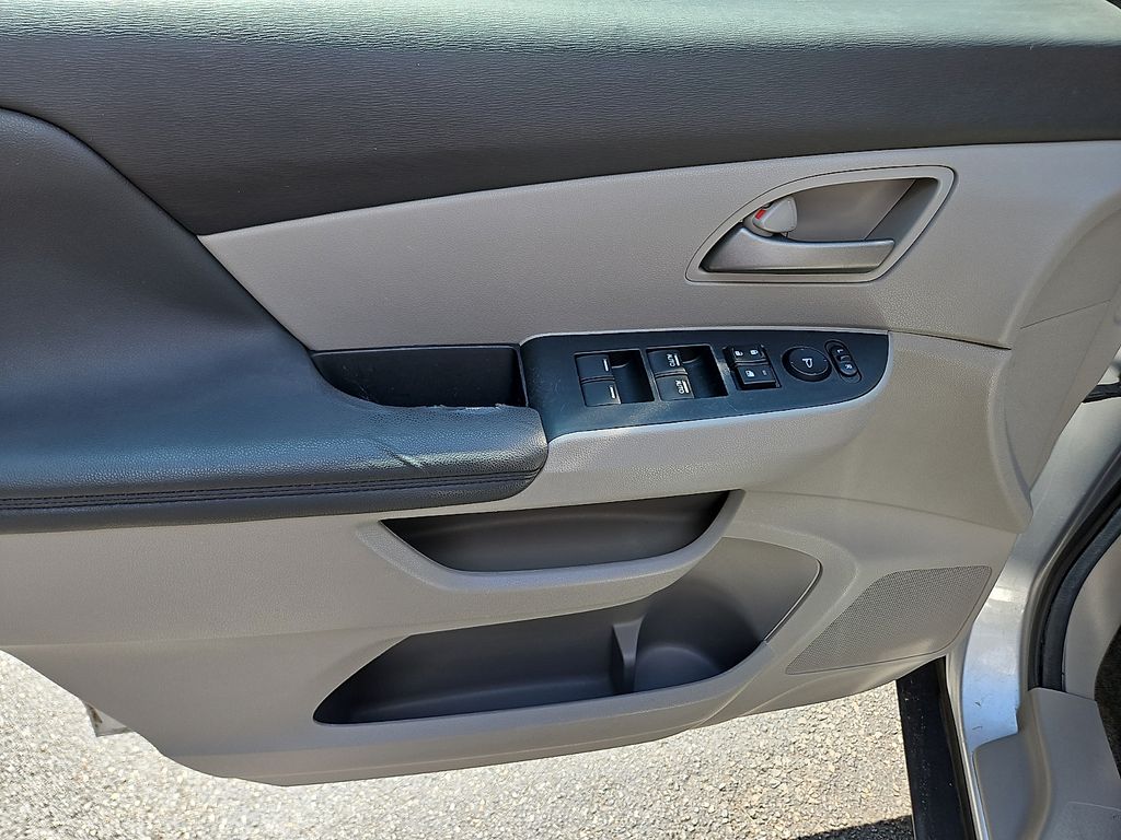Thumbnail: 2012 Honda Odyssey - 23