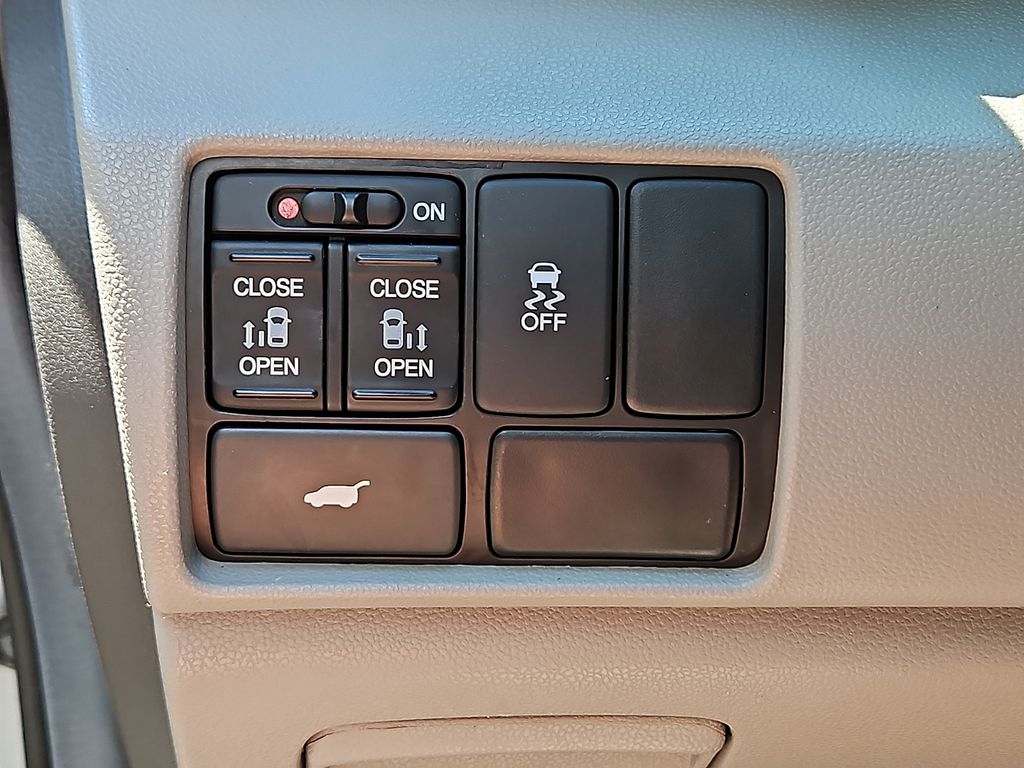 Thumbnail: 2012 Honda Odyssey - 31