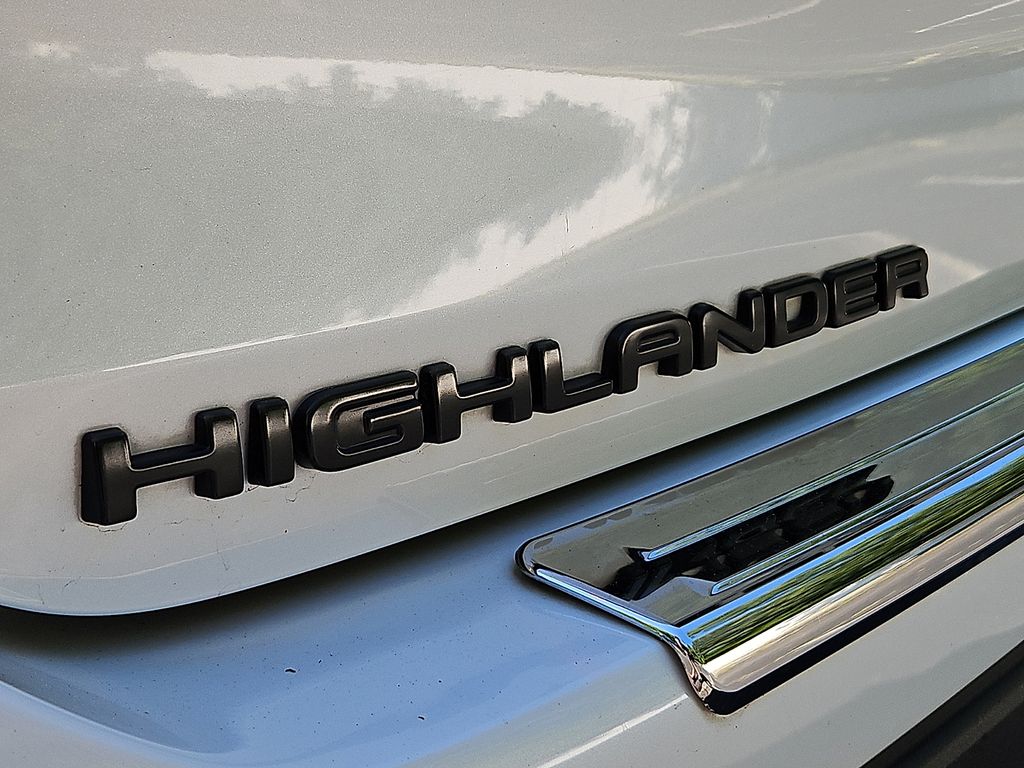 Thumbnail: 2022 Toyota Highlander - 7