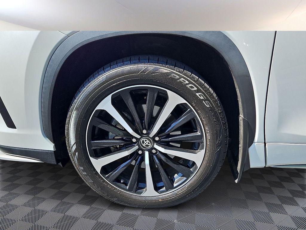 Thumbnail: 2022 Toyota Highlander - 8