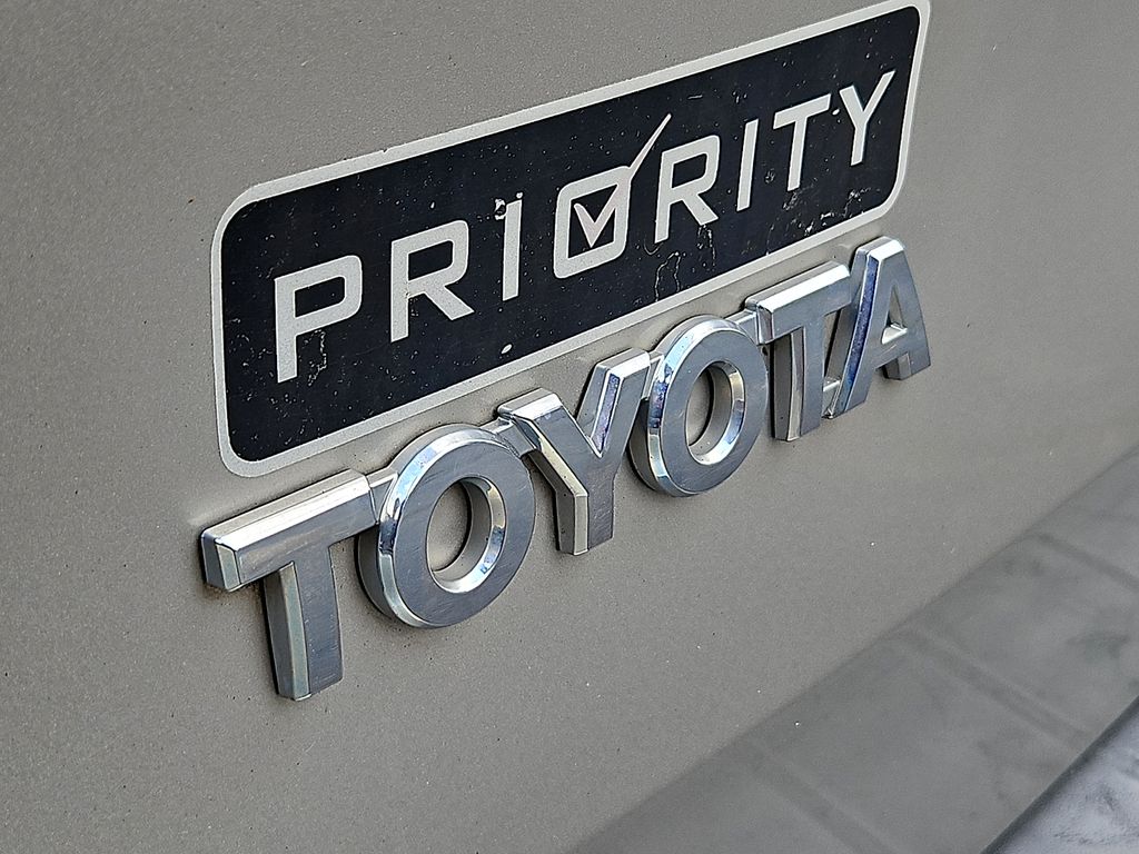 Thumbnail: 2010 Toyota Sienna - 28