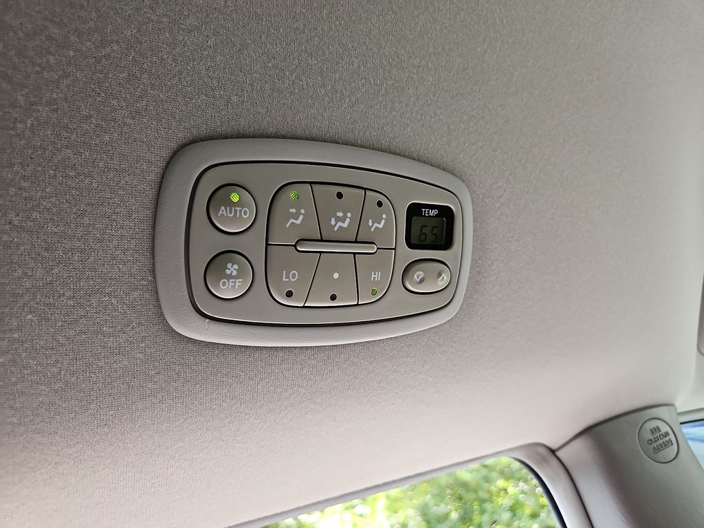 Thumbnail: 2010 Toyota Sienna - 22