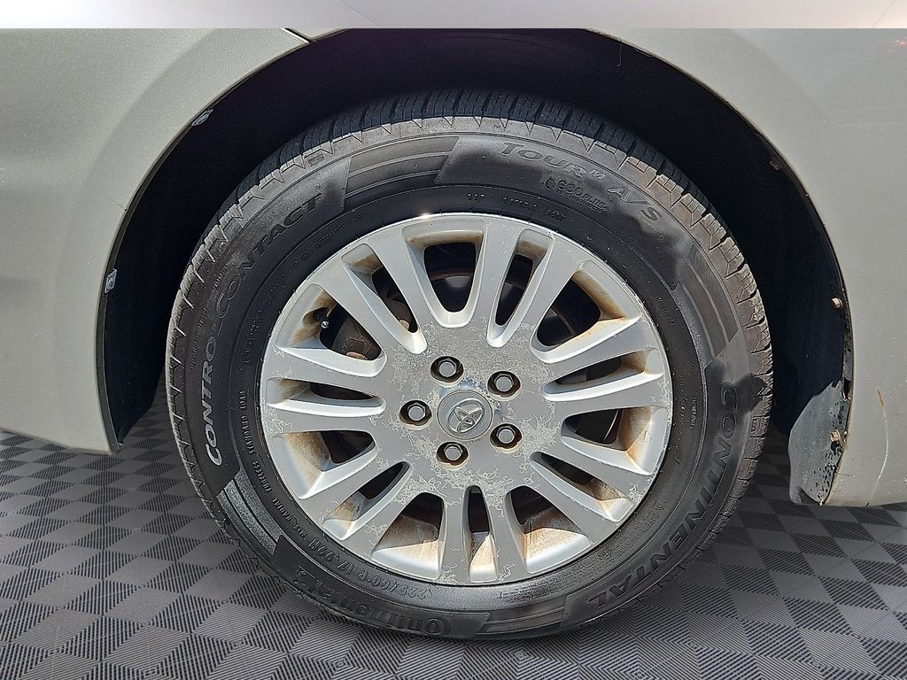 Thumbnail: 2010 Toyota Sienna - 8