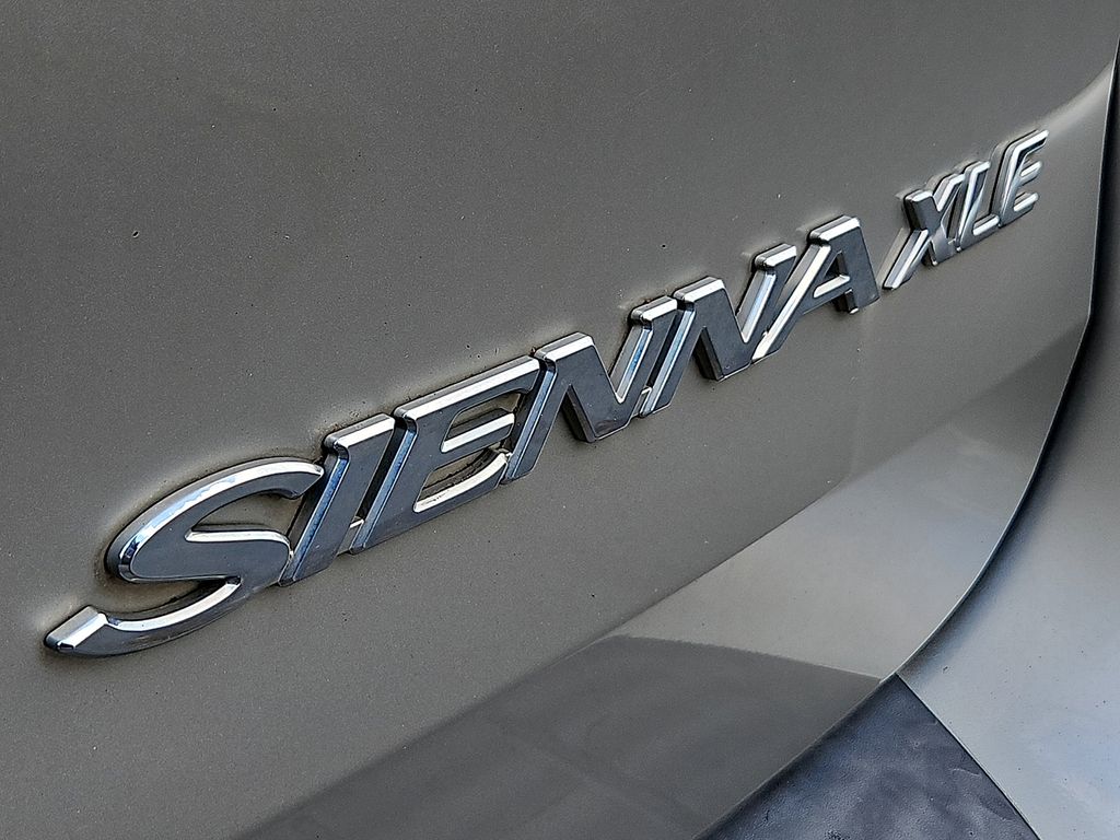 Thumbnail: 2010 Toyota Sienna - 29