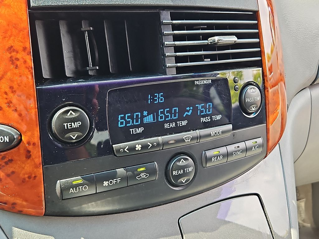 Thumbnail: 2010 Toyota Sienna - 24