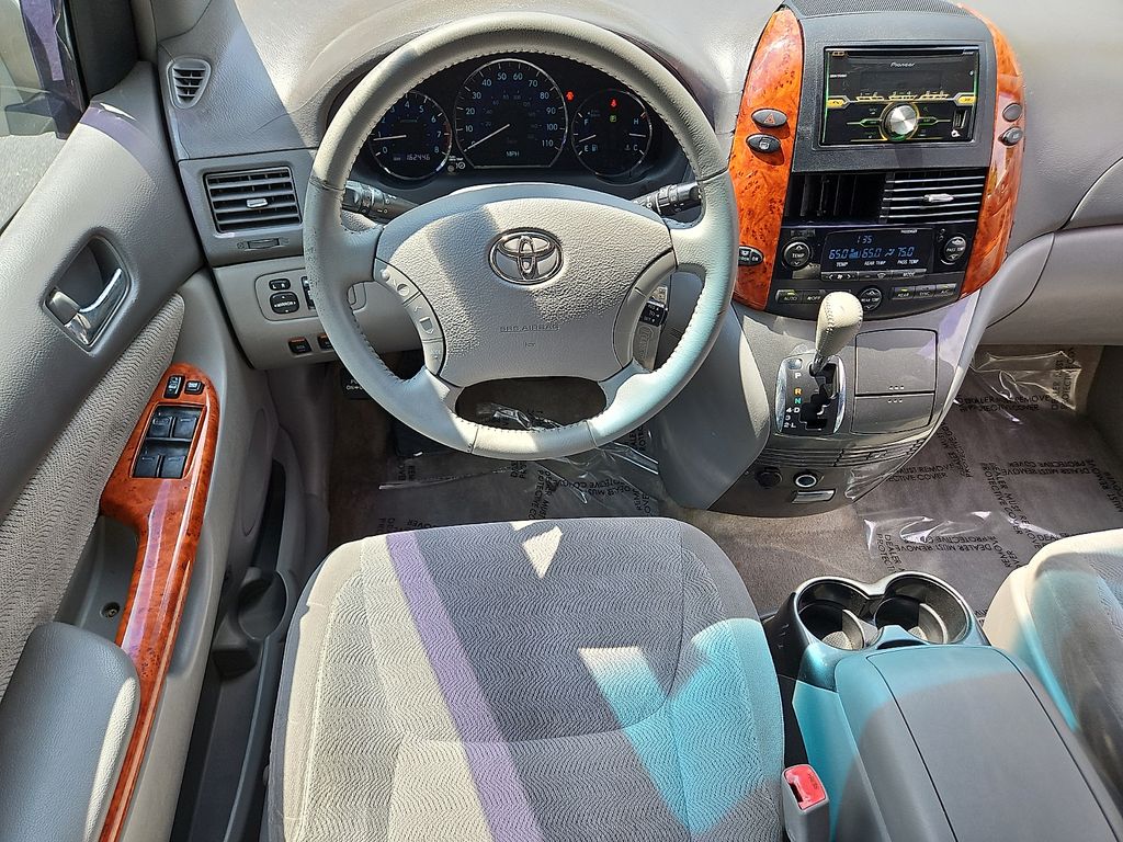 Thumbnail: 2010 Toyota Sienna - 2