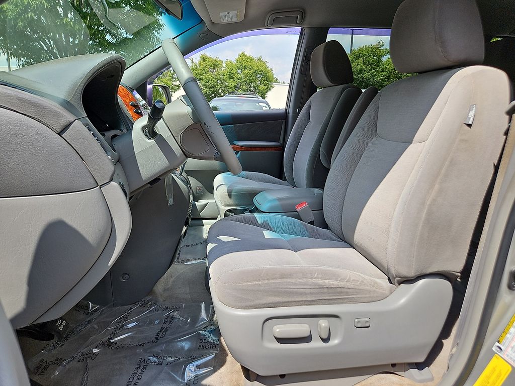 Thumbnail: 2010 Toyota Sienna - 12