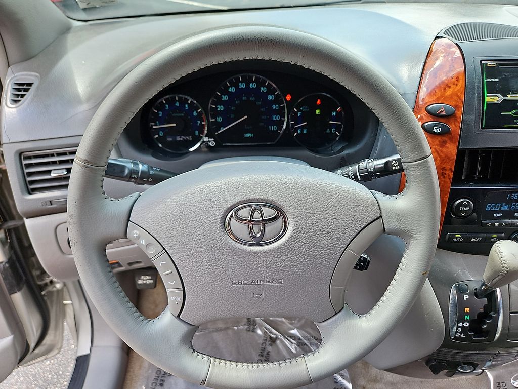 Thumbnail: 2010 Toyota Sienna - 10
