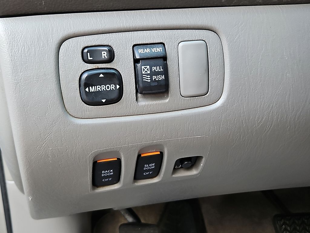 Thumbnail: 2010 Toyota Sienna - 25