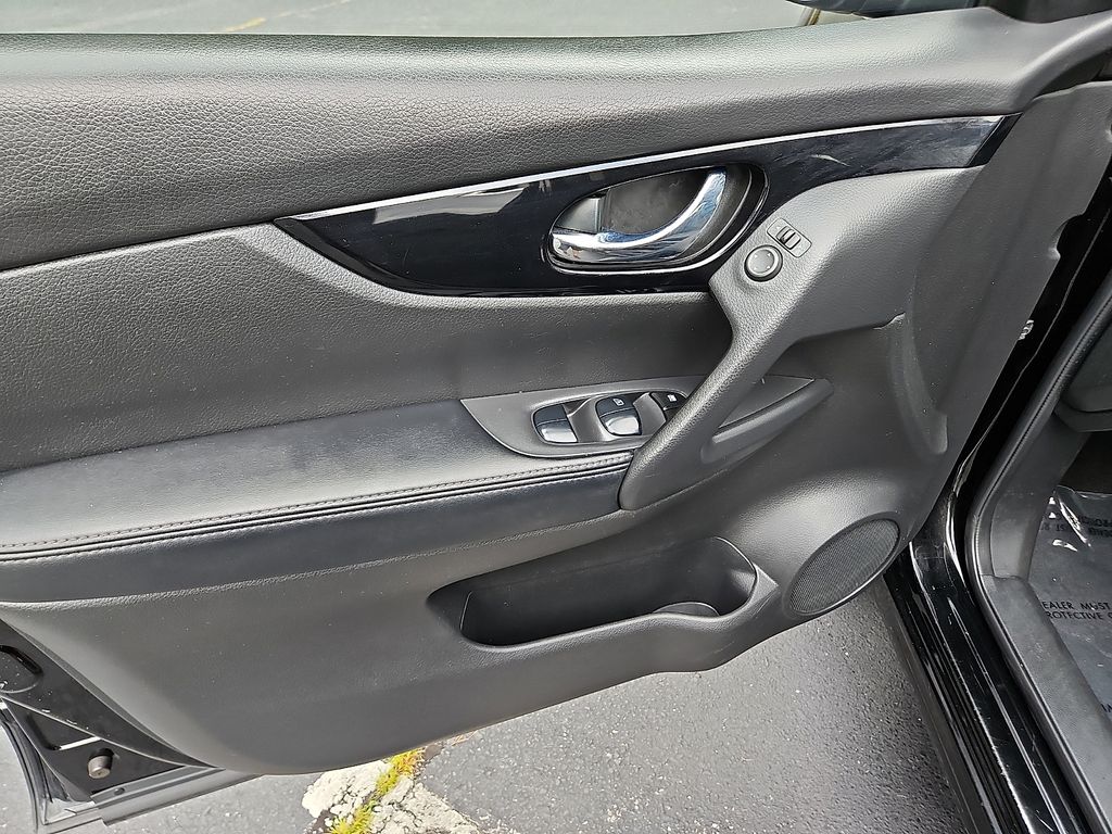 Thumbnail: 2020 Nissan Rogue Sport - 22