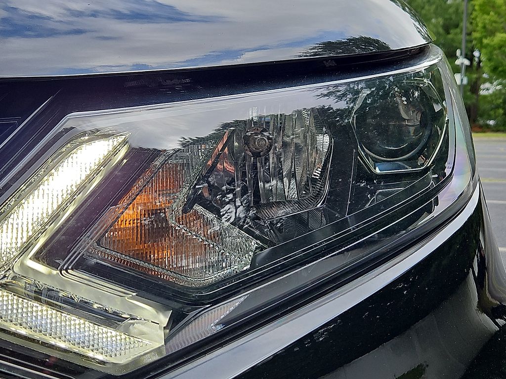 Thumbnail: 2020 Nissan Rogue Sport - 21