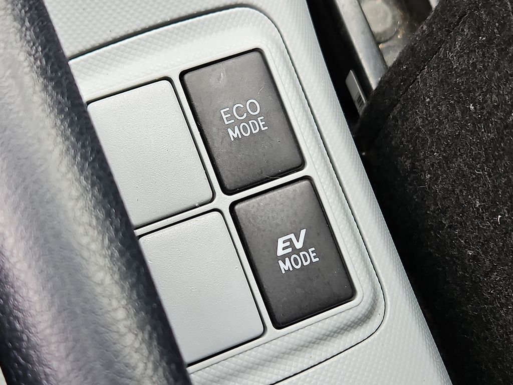 Thumbnail: 2012 Toyota Prius c - 25