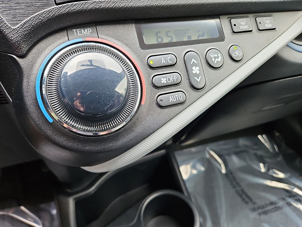 Thumbnail: 2012 Toyota Prius c - 20