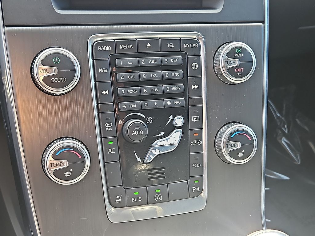 Thumbnail: 2015 Volvo V60 - 21