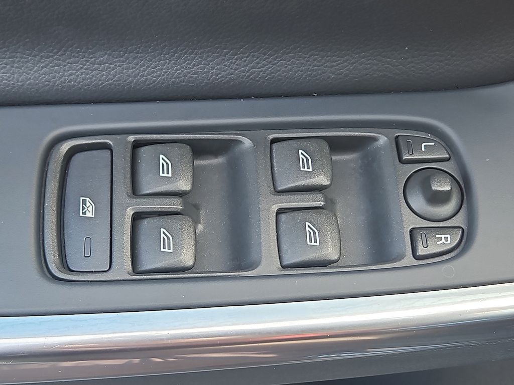 Thumbnail: 2015 Volvo V60 - 27