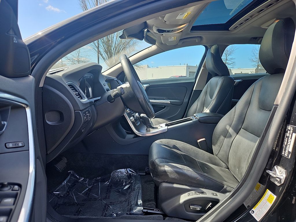 Thumbnail: 2015 Volvo V60 - 10