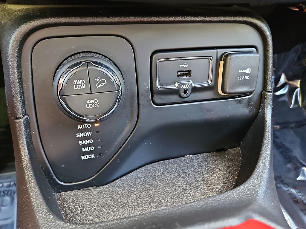 Thumbnail: 2016 Jeep Renegade - 26