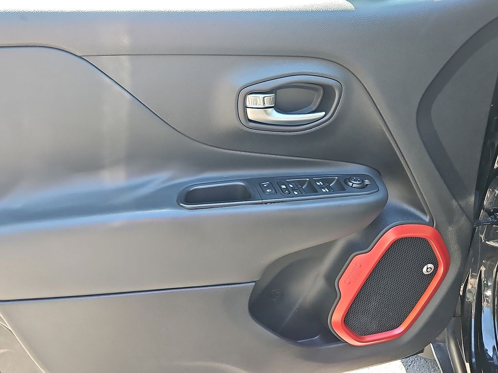 Thumbnail: 2016 Jeep Renegade - 20