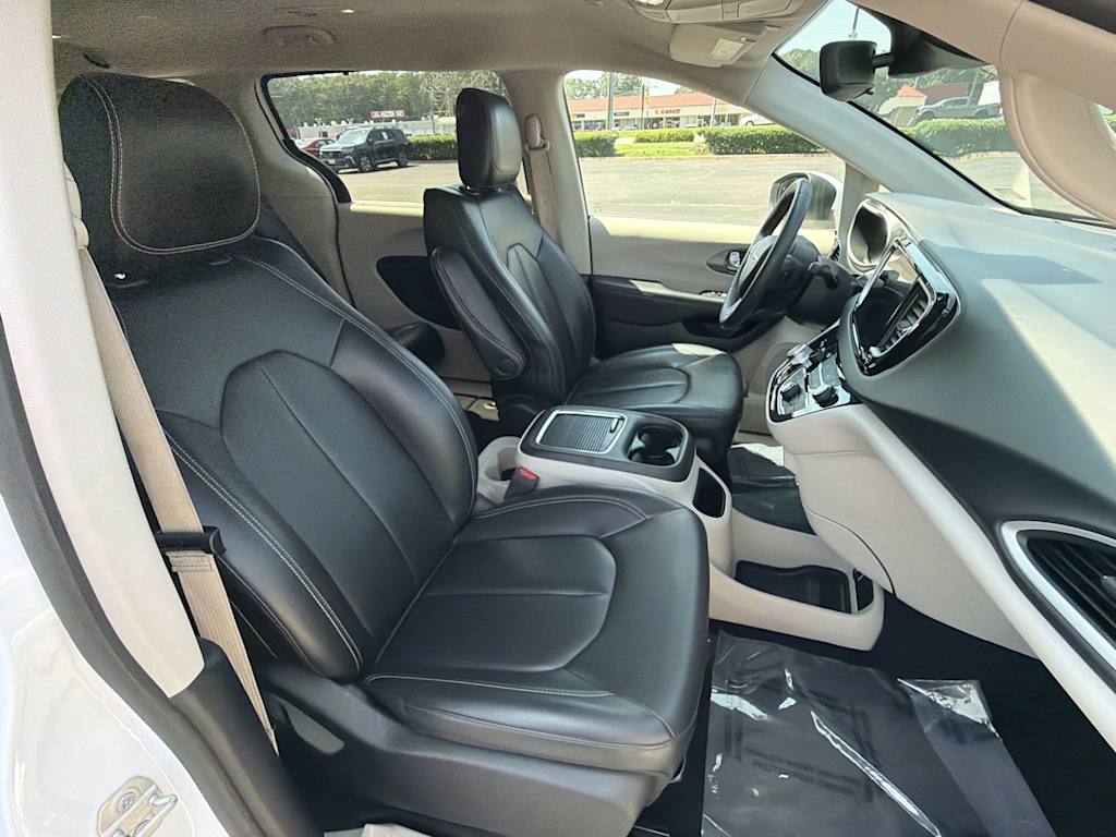 Thumbnail: 2023 Chrysler Pacifica - 10