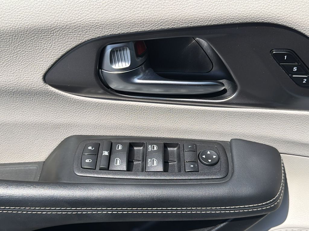 Thumbnail: 2023 Chrysler Pacifica - 21