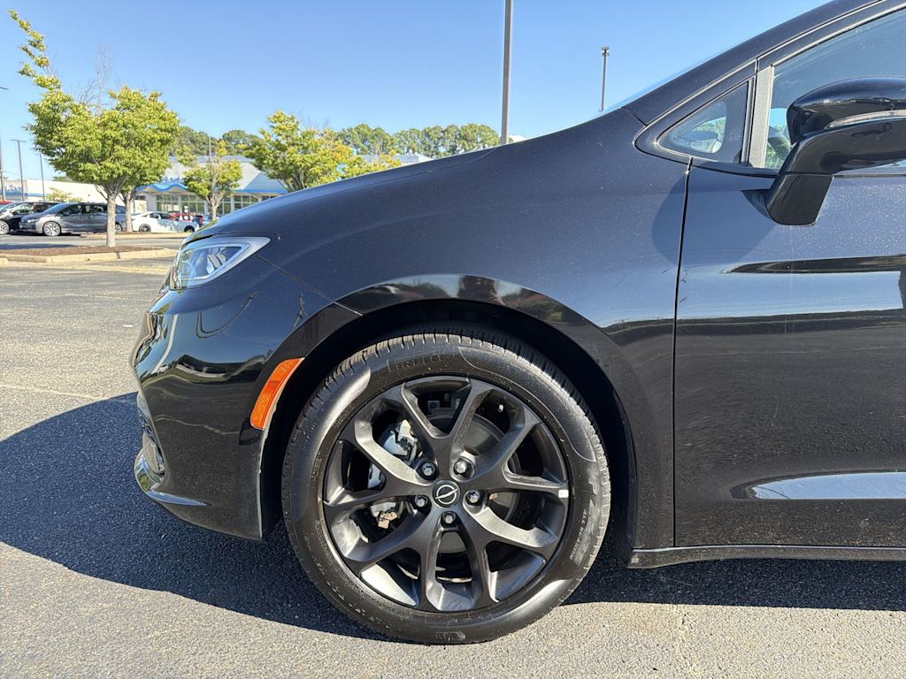 Thumbnail: 2026 Chrysler Pacifica - 6