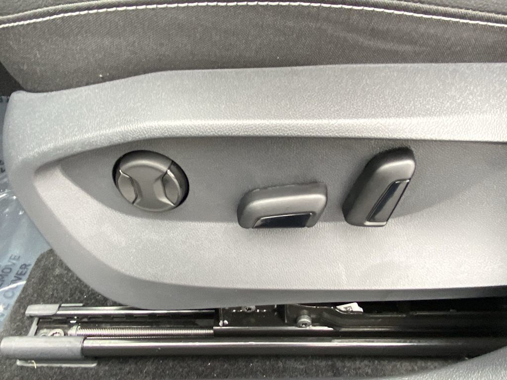 Thumbnail: 2025 Volkswagen Taos - 21