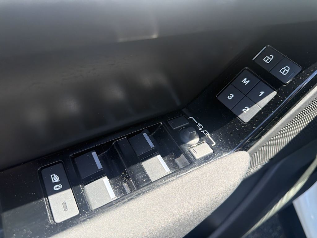 Thumbnail: 2025 Land Rover Range Rover Velar - 21