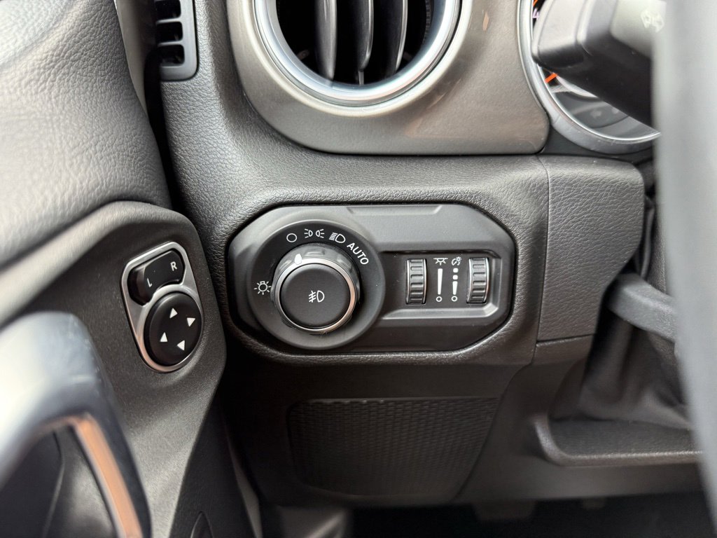 Thumbnail: 2018 Jeep Wrangler - 23