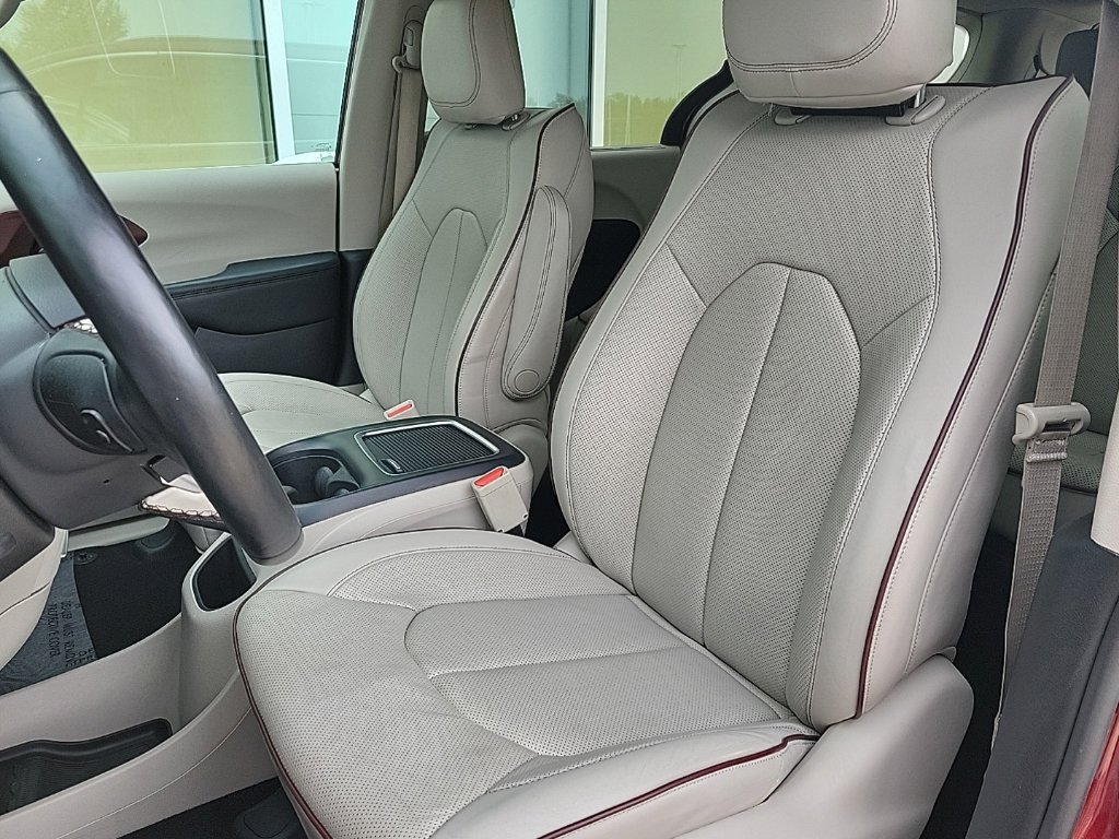 Thumbnail: 2017 Chrysler Pacifica - 10