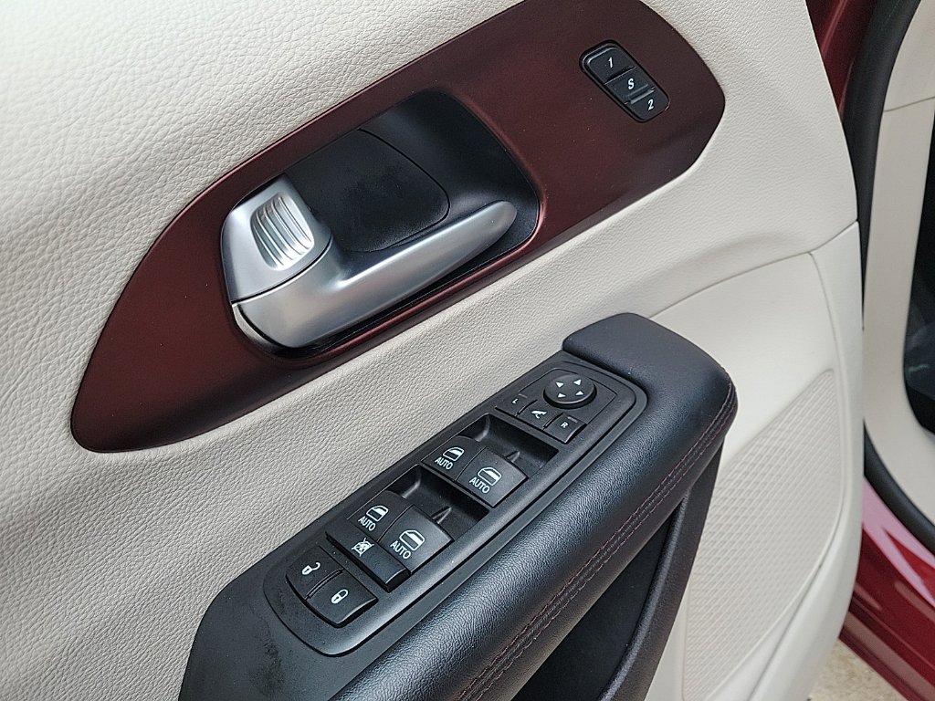 Thumbnail: 2017 Chrysler Pacifica - 34
