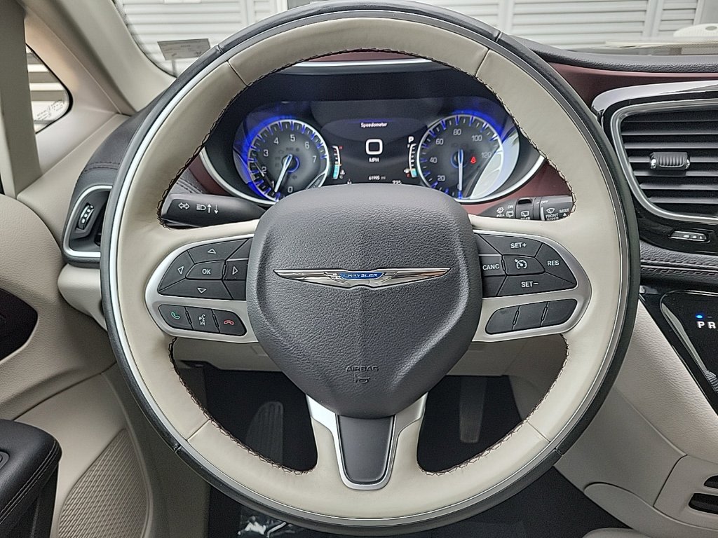 Thumbnail: 2017 Chrysler Pacifica - 9