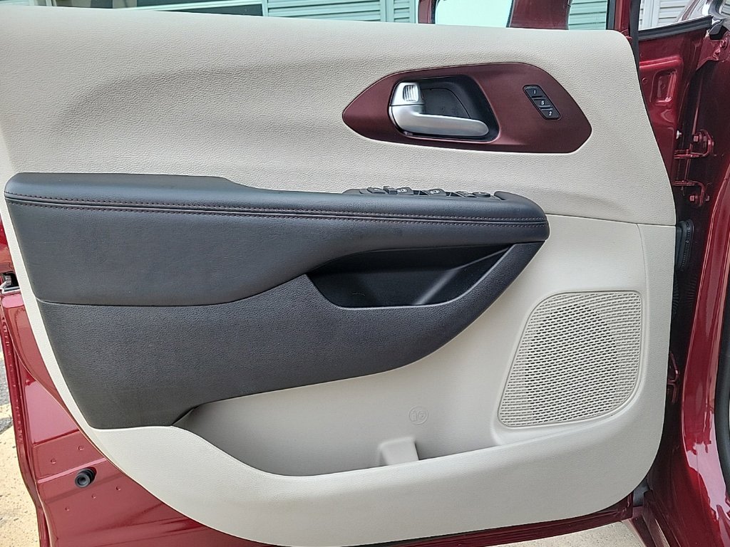 Thumbnail: 2017 Chrysler Pacifica - 33
