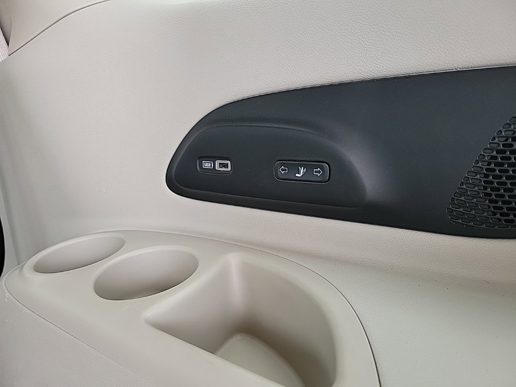 Thumbnail: 2017 Chrysler Pacifica - 27