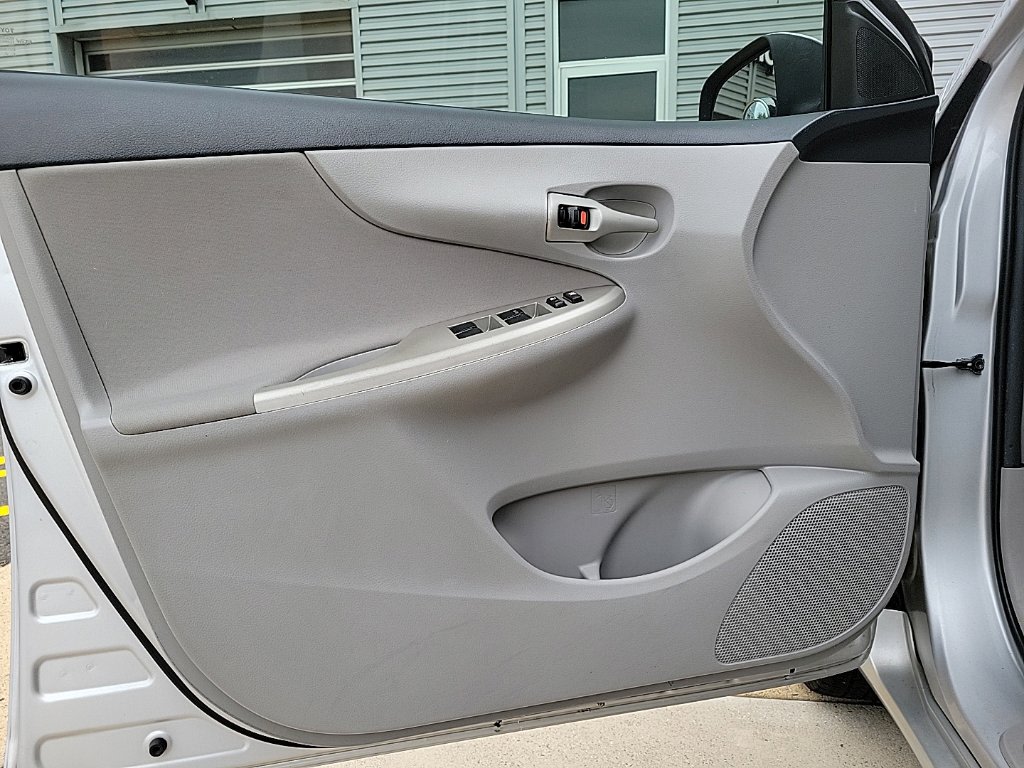 Thumbnail: 2011 Toyota Corolla - 25