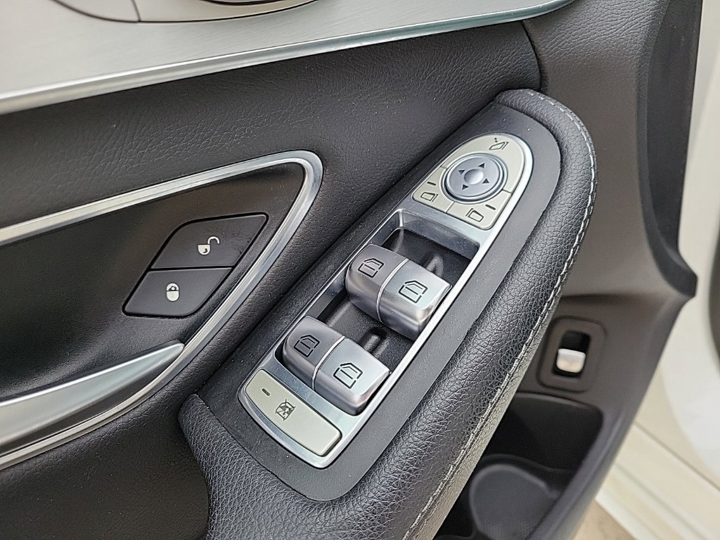 Thumbnail: 2015 Mercedes-Benz C-Class - 29