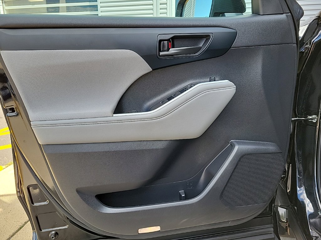 Thumbnail: 2022 Toyota Highlander - 30