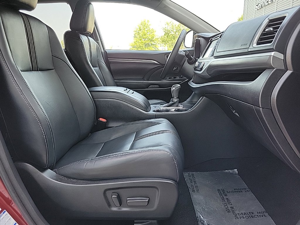 Thumbnail: 2017 Toyota Highlander - 24