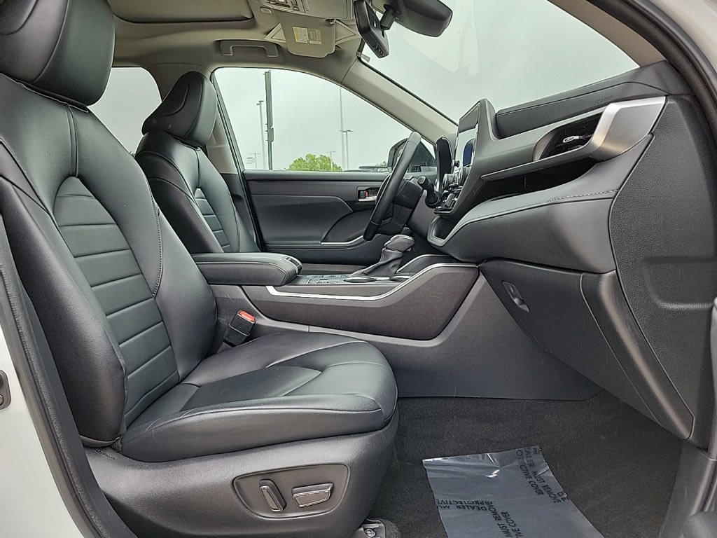 Thumbnail: 2023 Toyota Highlander - 11