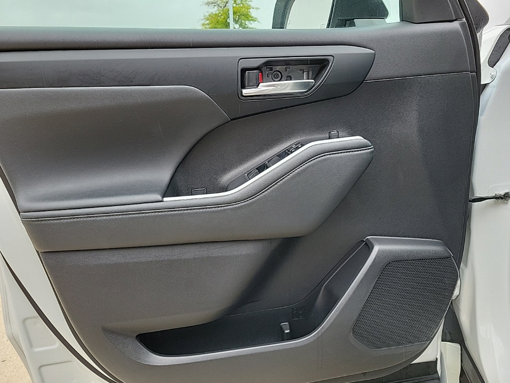 Thumbnail: 2023 Toyota Highlander - 32