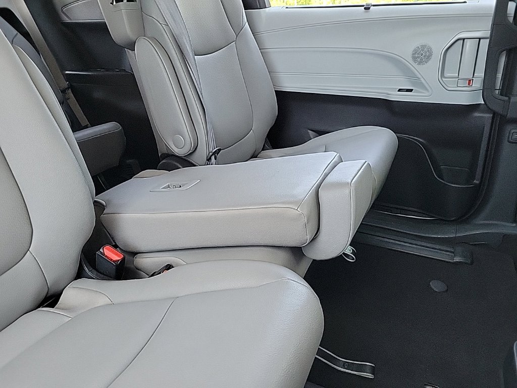 Thumbnail: 2025 Toyota Sienna - 10