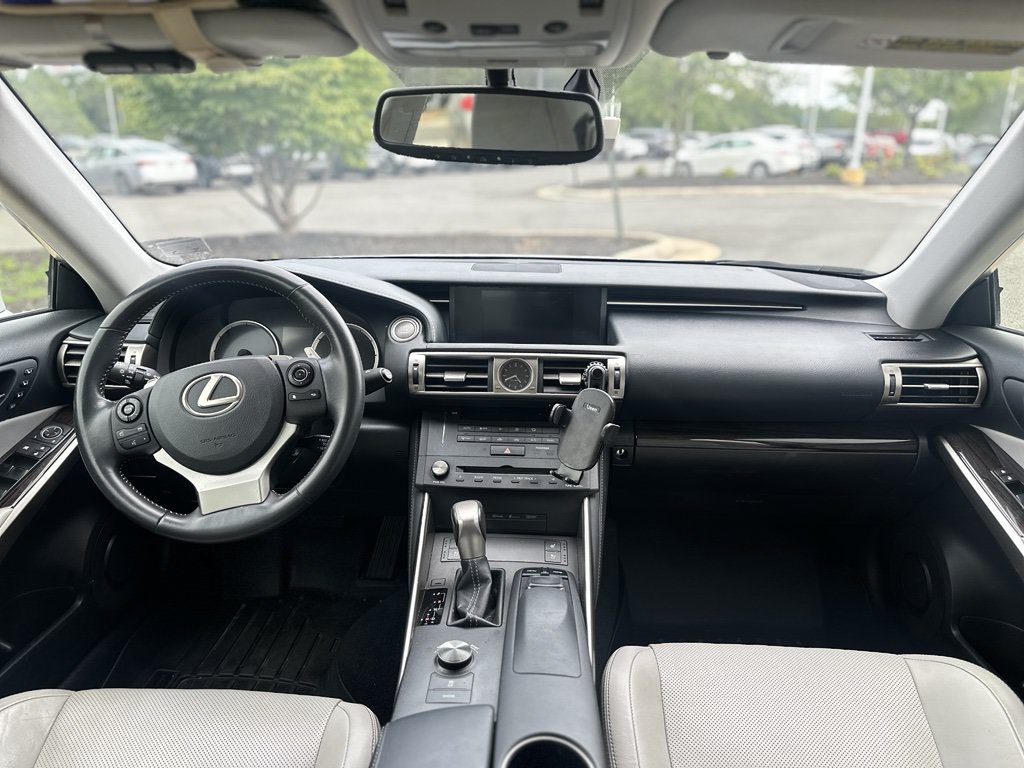 Thumbnail: 2015 Lexus IS - 12