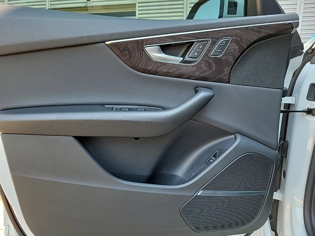 Thumbnail: 2021 Audi Q8 - 30