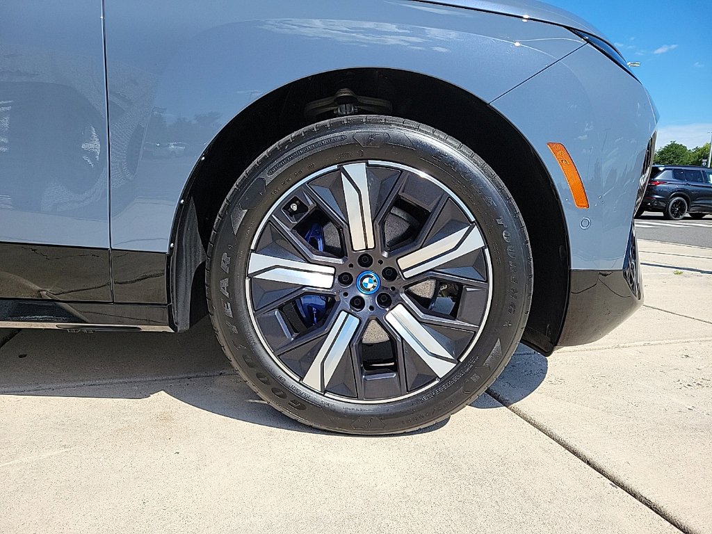 Thumbnail: 2023 BMW iX - 7