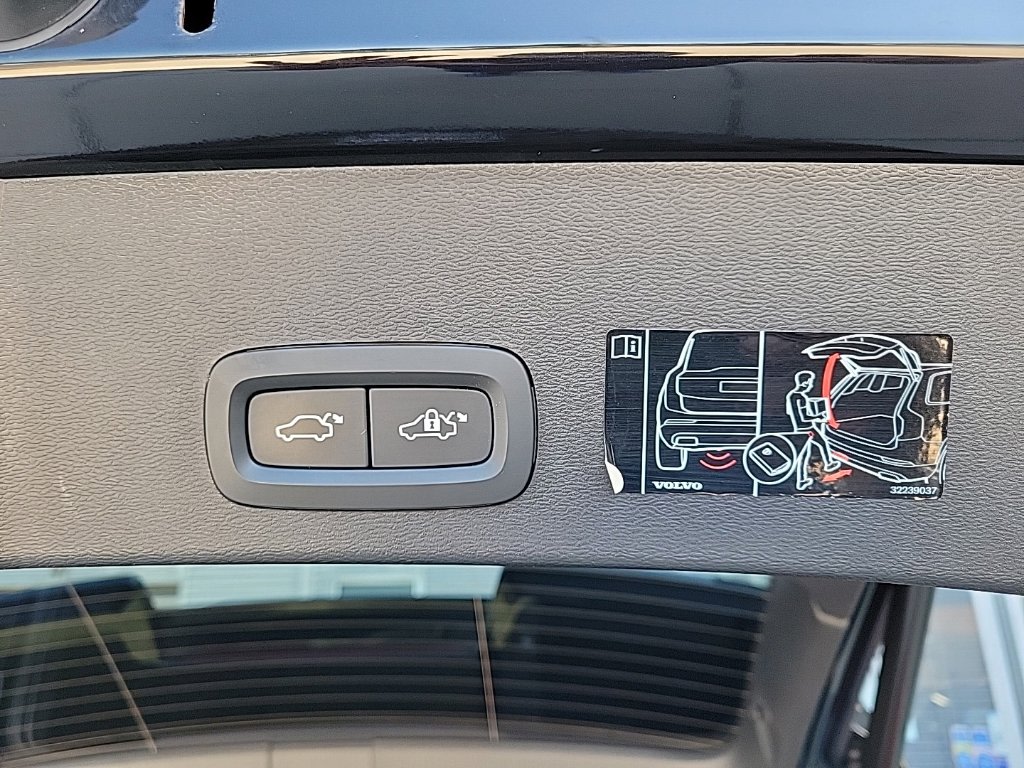 Thumbnail: 2021 Volvo XC40 - 24