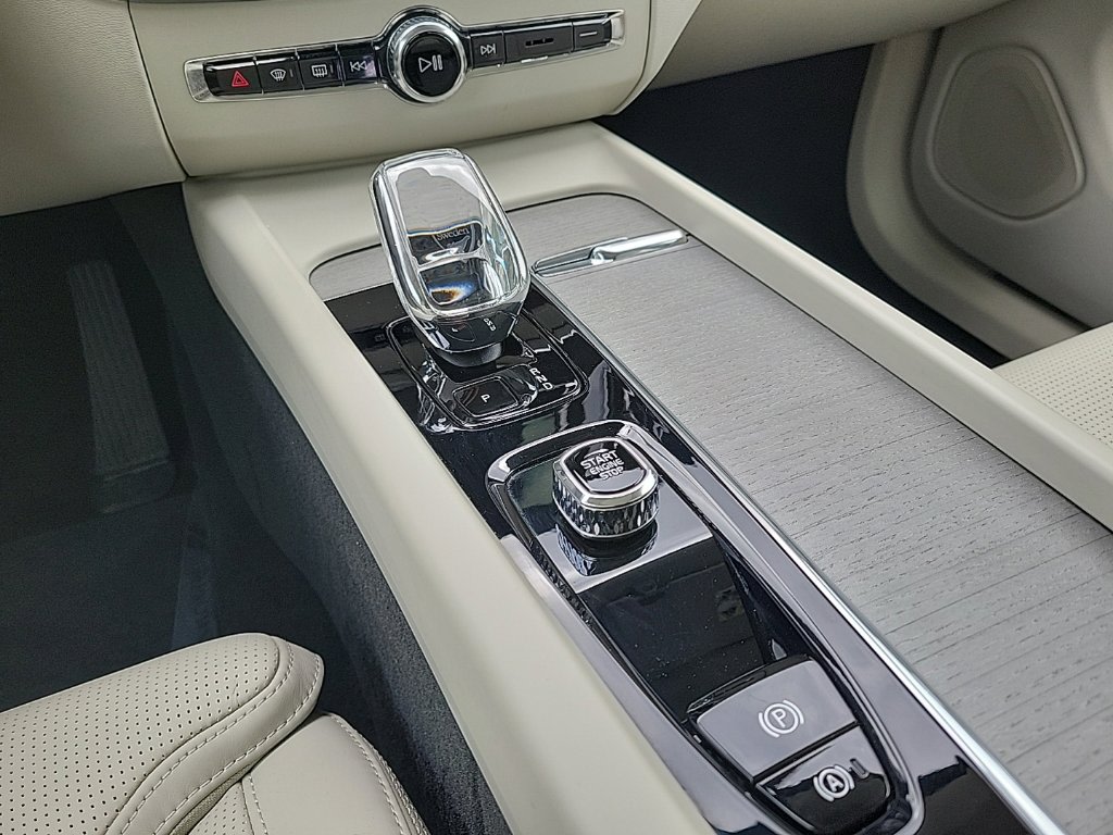 Thumbnail: 2023 Volvo XC60 - 13