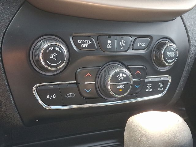 Thumbnail: 2016 Jeep Cherokee - 20