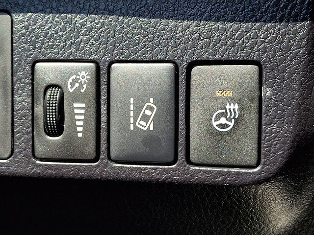 Thumbnail: 2017 Toyota RAV4 - 31