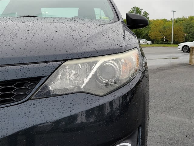 2013 Toyota Camry SE 18