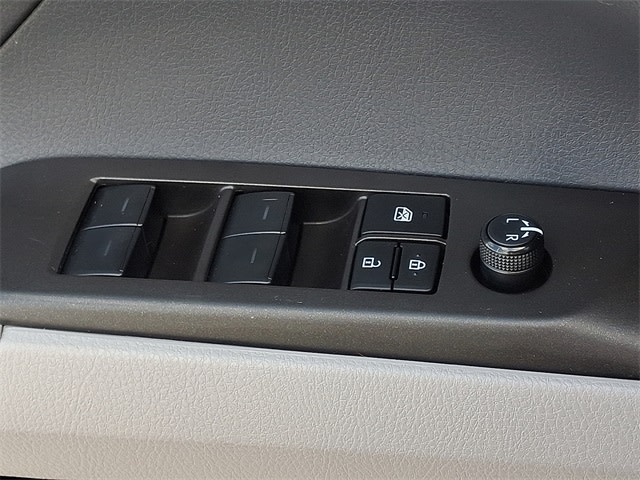 Thumbnail: 2023 Toyota Camry - 31