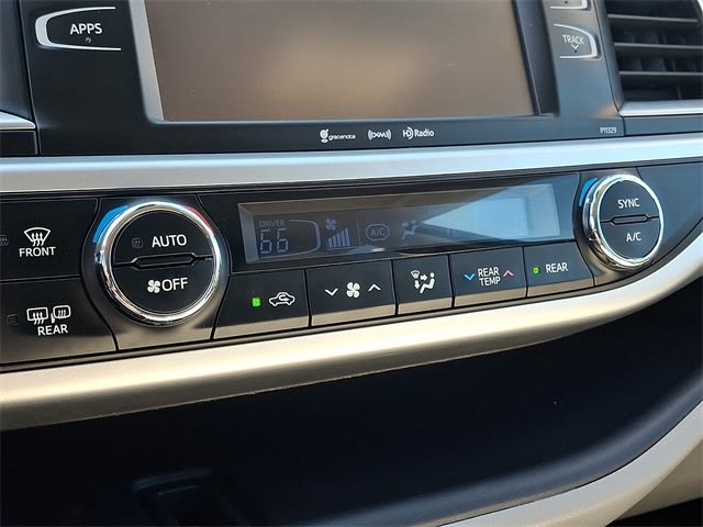 Thumbnail: 2017 Toyota Highlander - 21